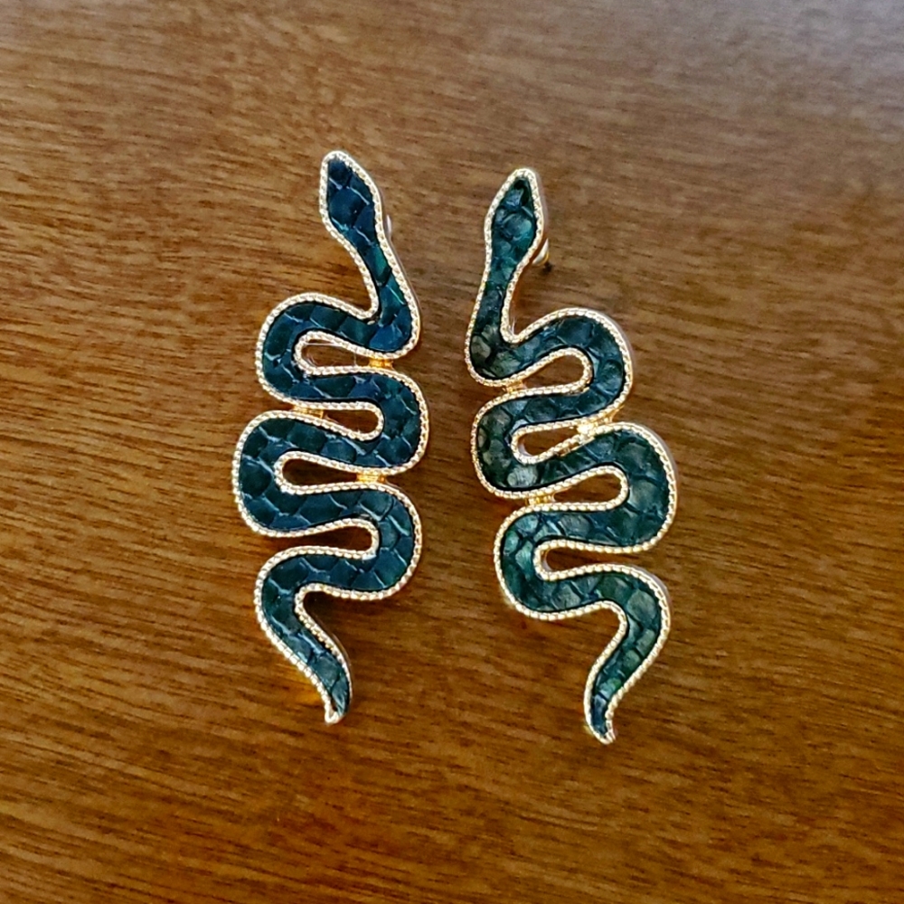Dark Green Serpent earrings‎